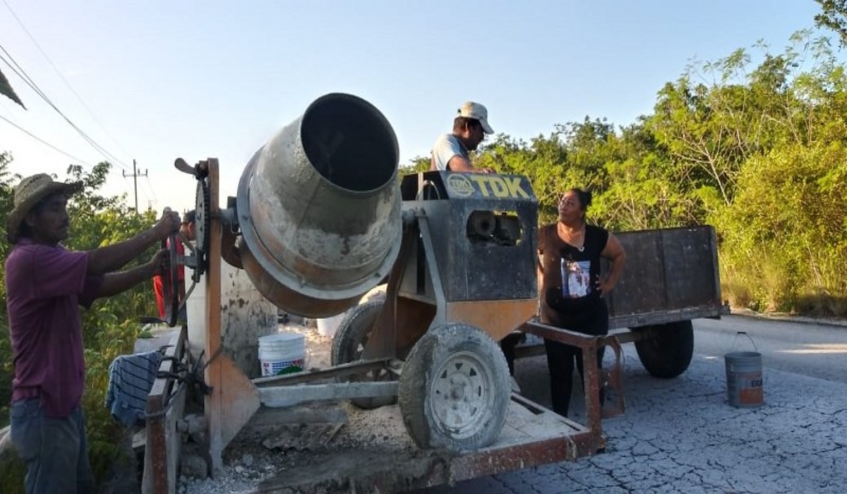 Empresarios y habitantes realizan bacheo en la carretera Cafetal-Mahahual