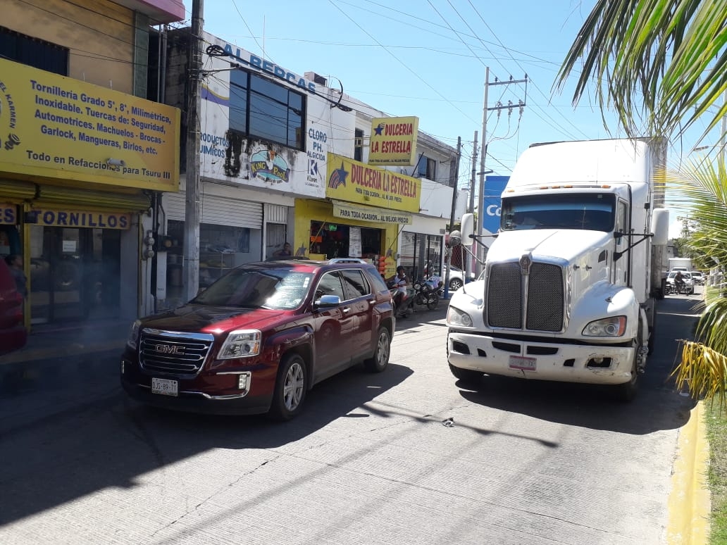 Por conducir distraído en el celular, el chofer de un tráiler impacta a un vehículo dejando daños materiales por más 85 mil pesos. Foto: José Pacheco Por conducir distraído en el celular, el chofer de un tráiler impacta a un vehículo dejando daños materiales por más 85 mil pesos. Foto: José Pacheco