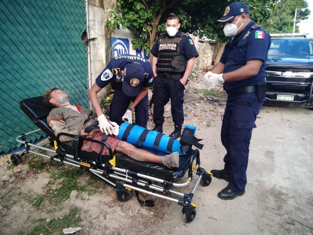 El hombre tuvo que ser trasladado a un hospital para su atención médica Foto: Fernando Poó El hombre tuvo que ser trasladado a un hospital para su atención médica Foto: Fernando Poó