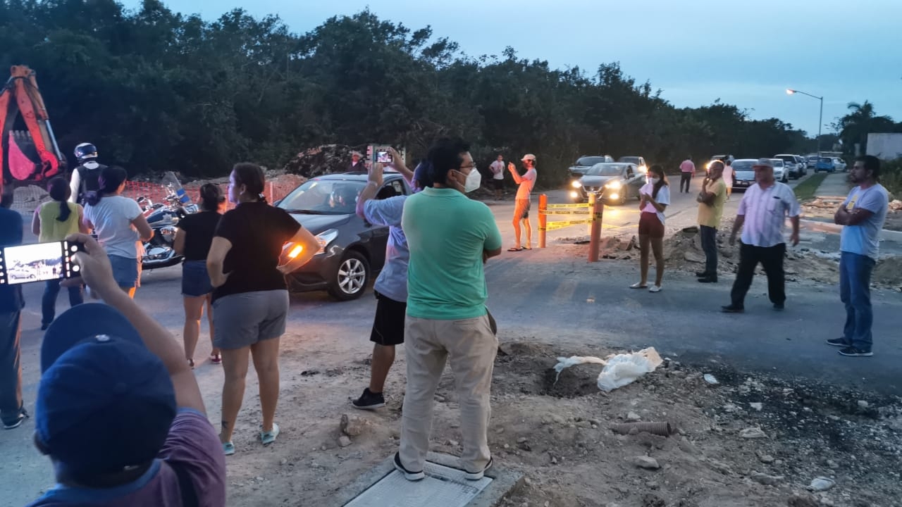 Dos cuerpos estaban sobre el asfalto y uno en un área verde junto con bolsas negras. Foto: Por Esto Dos cuerpos estaban sobre el asfalto y uno en un área verde junto con bolsas negras. Foto: Por Esto