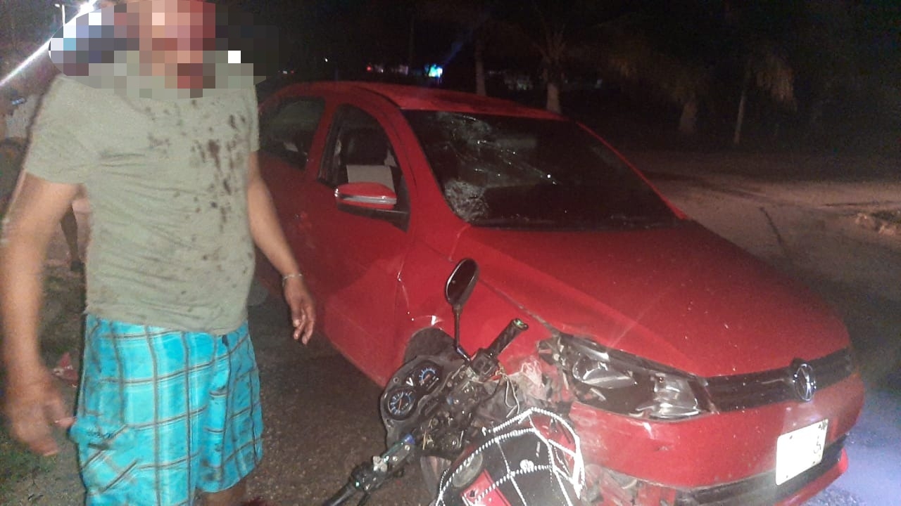A pesar del aparatoso accidente el motociclista no fue trasladado al hospital. Foto: Julio Javier Mena A pesar del aparatoso accidente el motociclista no fue trasladado al hospital. Foto: Julio Javier Mena