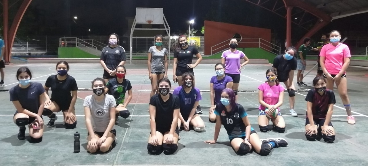 El Club Albatros de voleibol ya se encuentra trabajando con el 80% de su plantel en categorías juveniles y superiores. Foto: Ángel Ramón