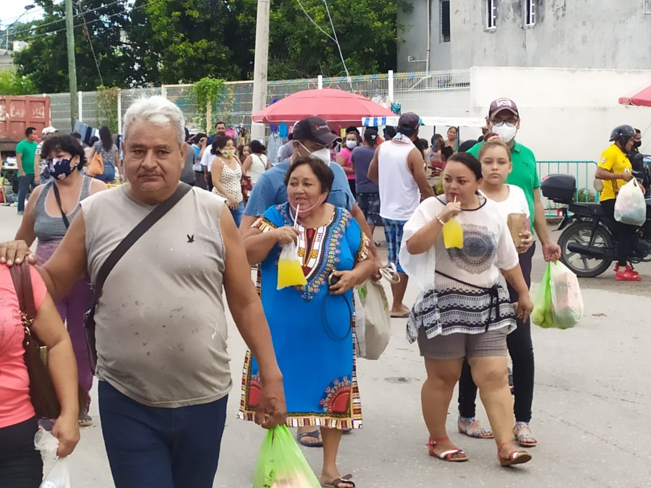 Algunos comerciantes han denunciado la inasistencia de las autoridades sanitarias en el mercado. Foto: Juan García