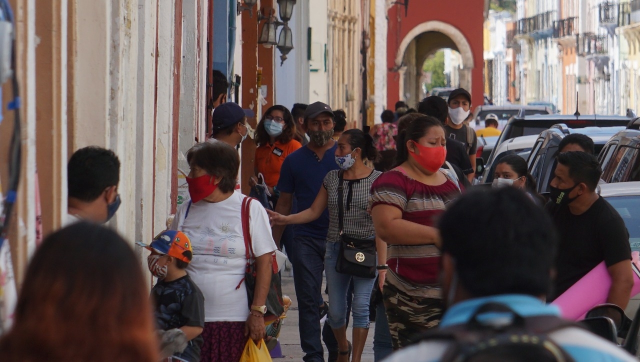 El Semáforo Epidemiológico en verde ha invitado a decenas de campechanos a salir a la calle. Foto: Lucio Blanco