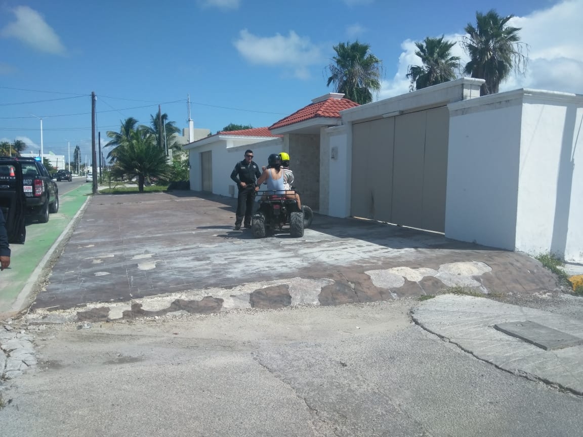 Oficiales de la Policía uniformada llegaron al lugar del percance vial para el respectivo peritaje. Foto: Julio Jiménez Oficiales de la Policía uniformada llegaron al lugar del percance vial para el respectivo peritaje. Foto: Julio Jiménez