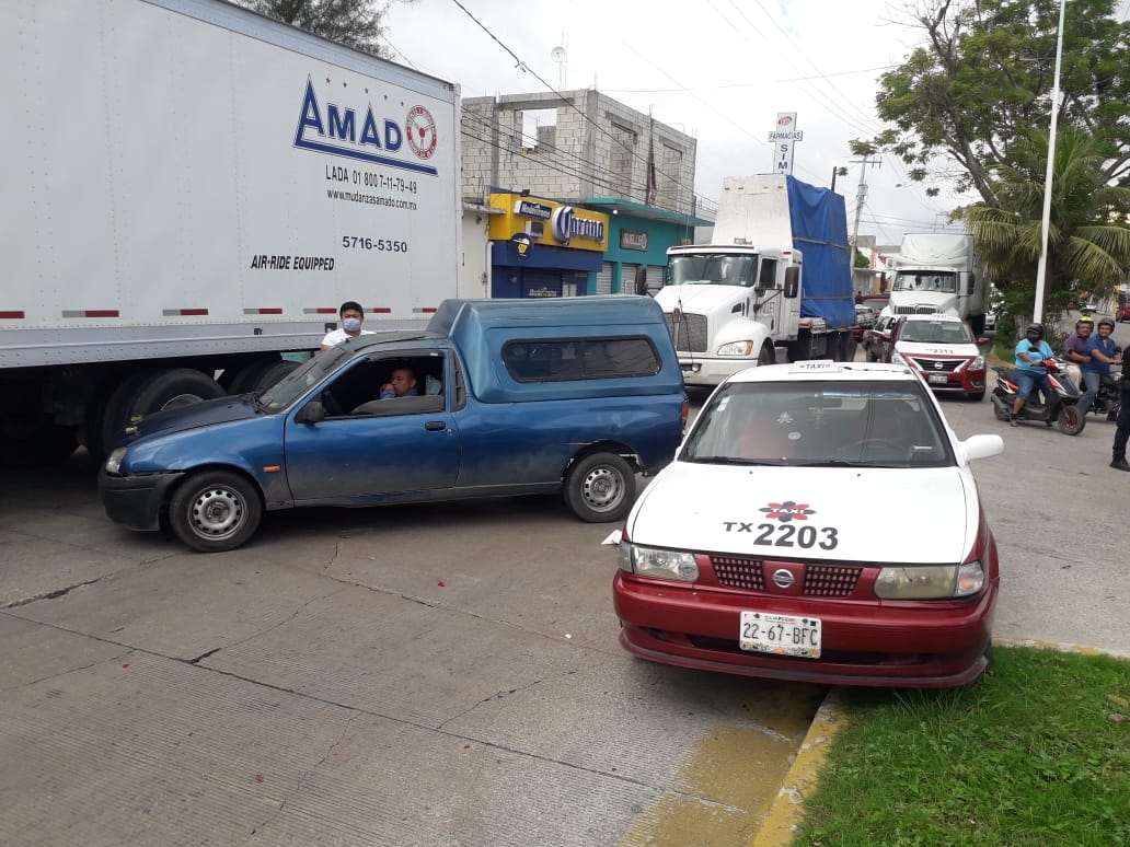 Los uniformados, se encargaron de guiar la circulación vial, finalmente una hora después ambos vehículos fueron retirados de la avenida principal. Foto: José Pacheco
Los uniformados, se encargaron de guiar la circulación vial, finalmente una hora después ambos vehículos fueron retirados de la avenida principal. Foto: José Pacheco