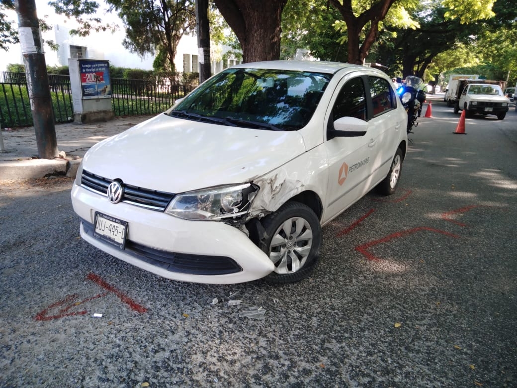 El accidente pudo ser peor, ya que por poco queda debajo de la pesada unidad. Foto: Fernando Poo Hurtado