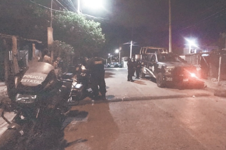 Vecinos evitaron el arresto de una tercera persona. Foto: José Salazar. Vecinos evitaron el arresto de una tercera persona. Foto: José Salazar.