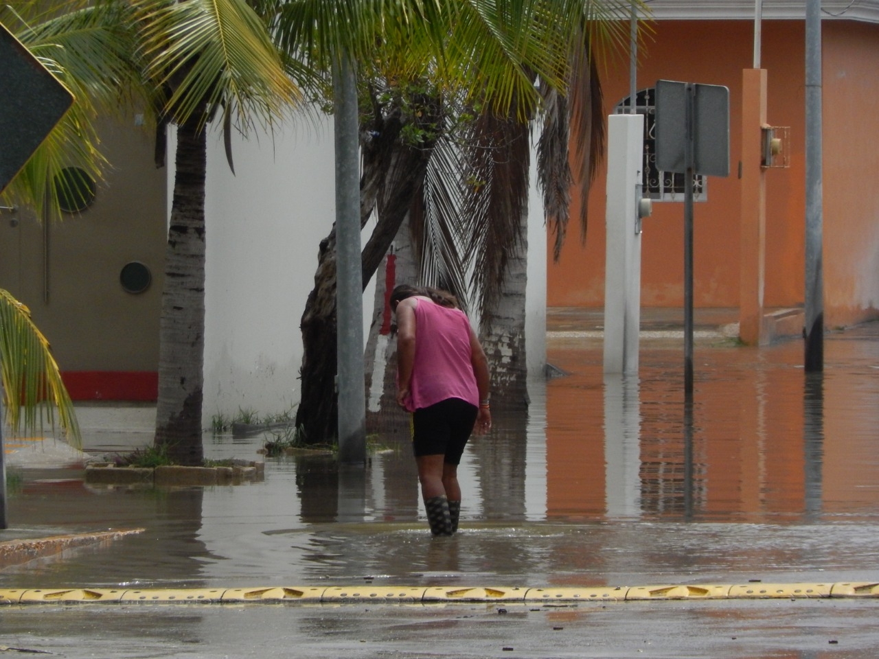 La lluvia generó inundaciones de hasta un metro de altura por la falla del drenaje. Foto: Irena Barrada La lluvia generó inundaciones de hasta un metro de altura por la falla del drenaje. Foto: Irena Barrada