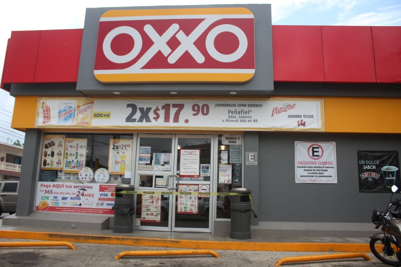 El ladrón ingresó al Oxxo y amenazó a la cajera con lesionarla con arma blanca. Tras cometer el robo huyó a bordo de una bicicleta. Foto: Ricardo Jiménez El ladrón ingresó al Oxxo y amenazó a la cajera con lesionarla con arma blanca. Tras cometer el robo huyó a bordo de una bicicleta. Foto: Ricardo Jiménez
