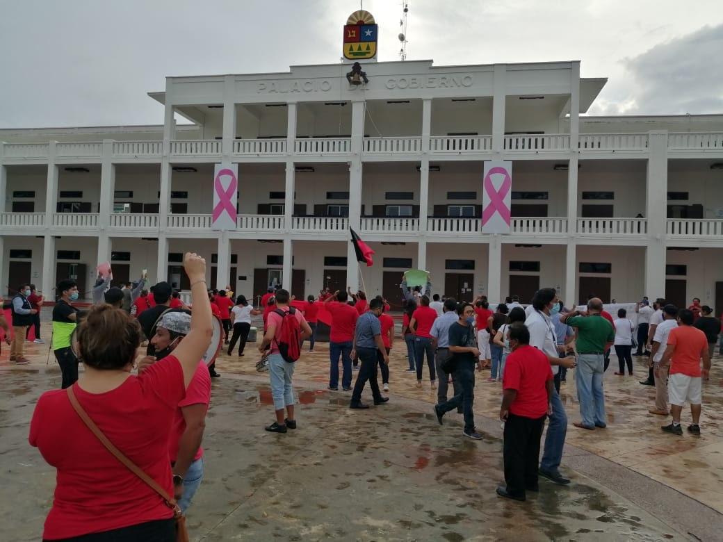 Los trabajadores recorrieron la avenida Héroes hasta llegar al Palacio de Gobierno. Foto: Miguel Ángel Fernández