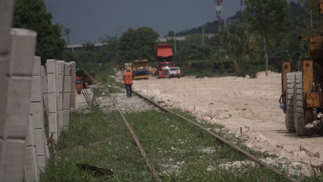 Hay tramos donde están recibiendo los durmientes nuevos que posteriormente se instalarán en la nueva vía. Foto: Lucio Blanco Hay tramos donde están recibiendo los durmientes nuevos que posteriormente se instalarán en la nueva vía. Foto: Lucio Blanco