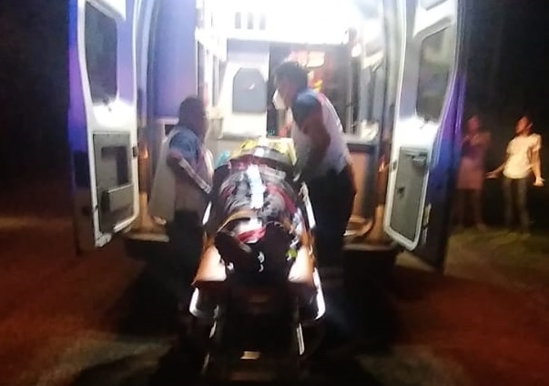 Los elementos notaron a una persona tirada a una vereda de la carretera. Foto: Julio Javier Mena Los elementos notaron a una persona tirada a una vereda de la carretera. Foto: Julio Javier Mena