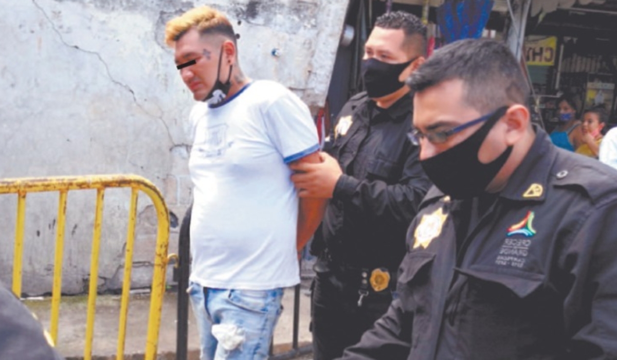 Al revisarlo le encontraron un bolso de dama que fue sustraído horas antes en el Barrio de Santa Ana. Foto: Dismar Herrera. Al revisarlo le encontraron un bolso de dama que fue sustraído horas antes en el Barrio de Santa Ana. Foto: Dismar Herrera.