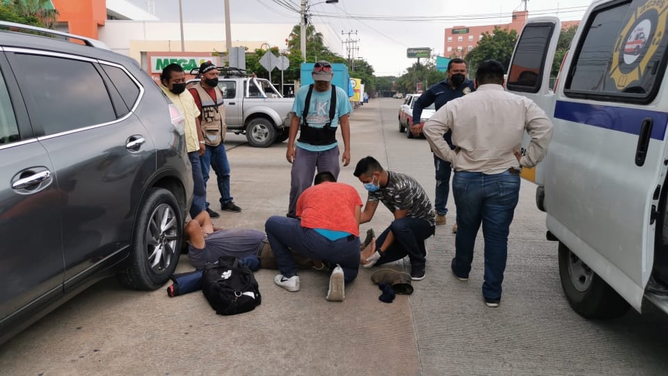 El hombre iba en la parte trasera de la camioneta protegiendo la chatarra. Foto: José Pacheco El hombre iba en la parte trasera de la camioneta protegiendo la chatarra. Foto: José Pacheco