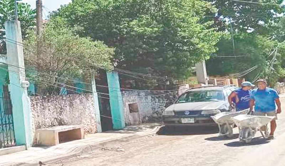 Cables de Telmex fueron arrasados por el paso de un camión de transporte pesado. Foto: Amir Mex Ayuso.