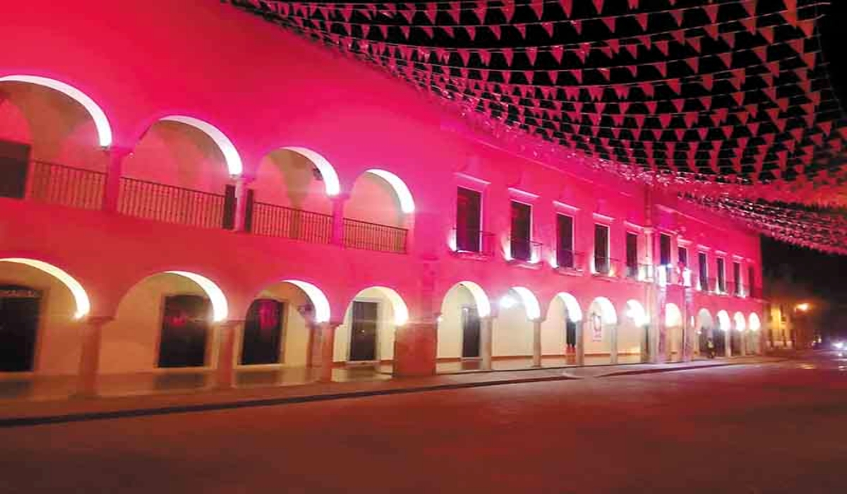 La Comuna realizó el encendido rosa del Palacio, así como la colocación de un lazo del mismo color. Foto: Por Esto! La Comuna realizó el encendido rosa del Palacio, así como la colocación de un lazo del mismo color. Foto: Por Esto!