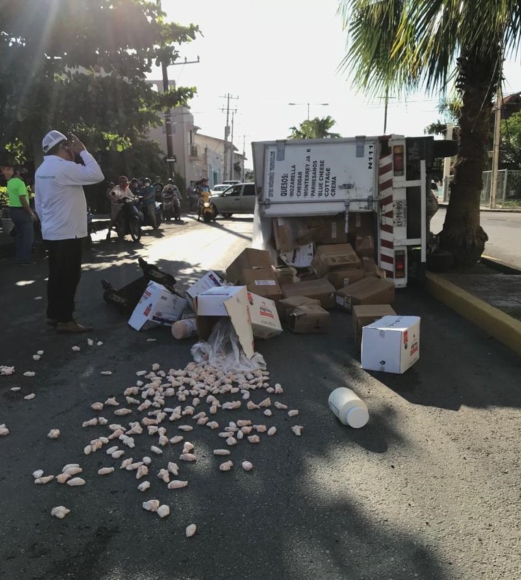 Un automóvil se voló el alto cuando transitaba de Sur a Norte, provocando que el conductor de la camioneta repartidora perdiera el control. Foto: Gabriel Aguilar Un automóvil se voló el alto cuando transitaba de Sur a Norte, provocando que el conductor de la camioneta repartidora perdiera el control. Foto: Gabriel Aguilar