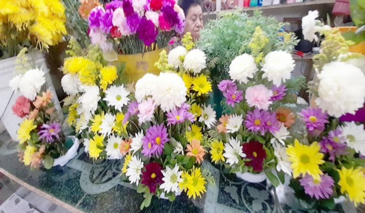 Señalan que hay días en los que apenas venden 70 pesos de flores. Foto: José Valencia. Señalan que hay días en los que apenas venden 70 pesos de flores. Foto: José Valencia.