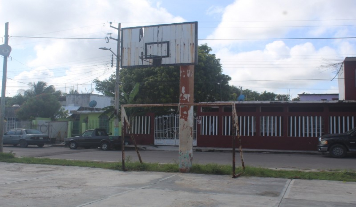 La corrosión ha dañado las dos canastas que hay para jugar basquetbol. Foto: Manuel Collí. La corrosión ha dañado las dos canastas que hay para jugar basquetbol. Foto: Manuel Collí.
