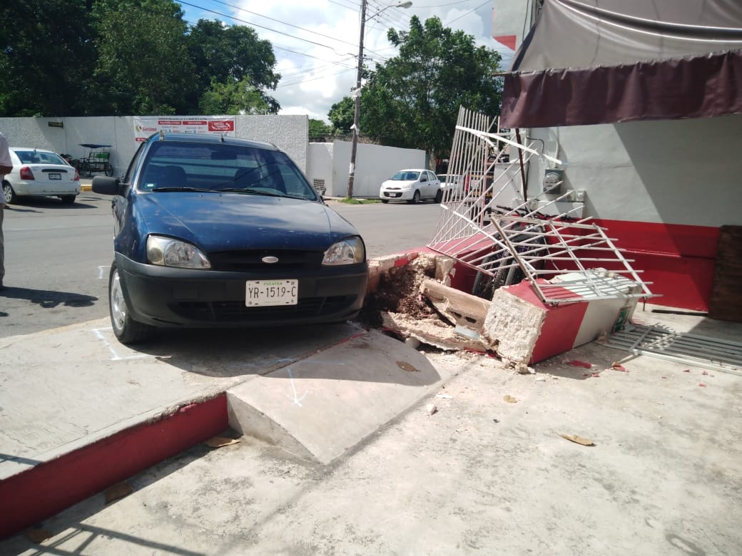 Cabe recalcar que el afectado recogió la placa con todo y la delantera del responsable, la cual será entregada a las autoridades correspondientes. Foto: Fernando Poó
Cabe recalcar que el afectado recogió la placa con todo y la delantera del responsable, la cual será entregada a las autoridades correspondientes. Foto: Fernando Poó