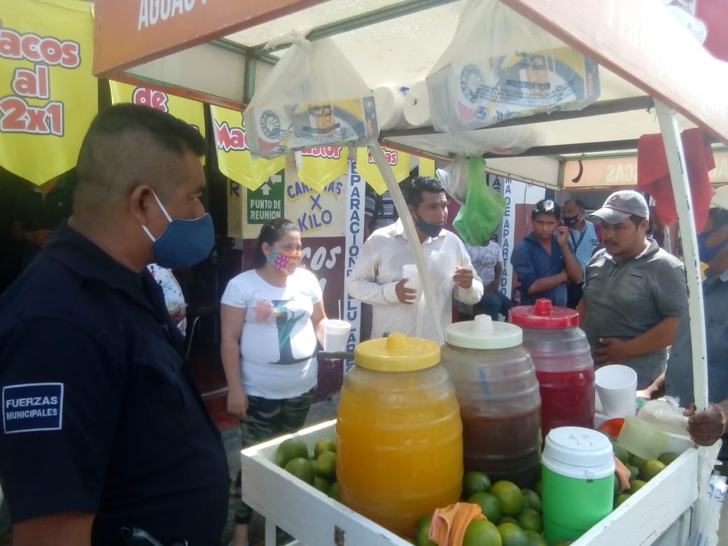 Al final terminaron llevándose el triciclo y los vitroles de agua que expendía el comerciante.