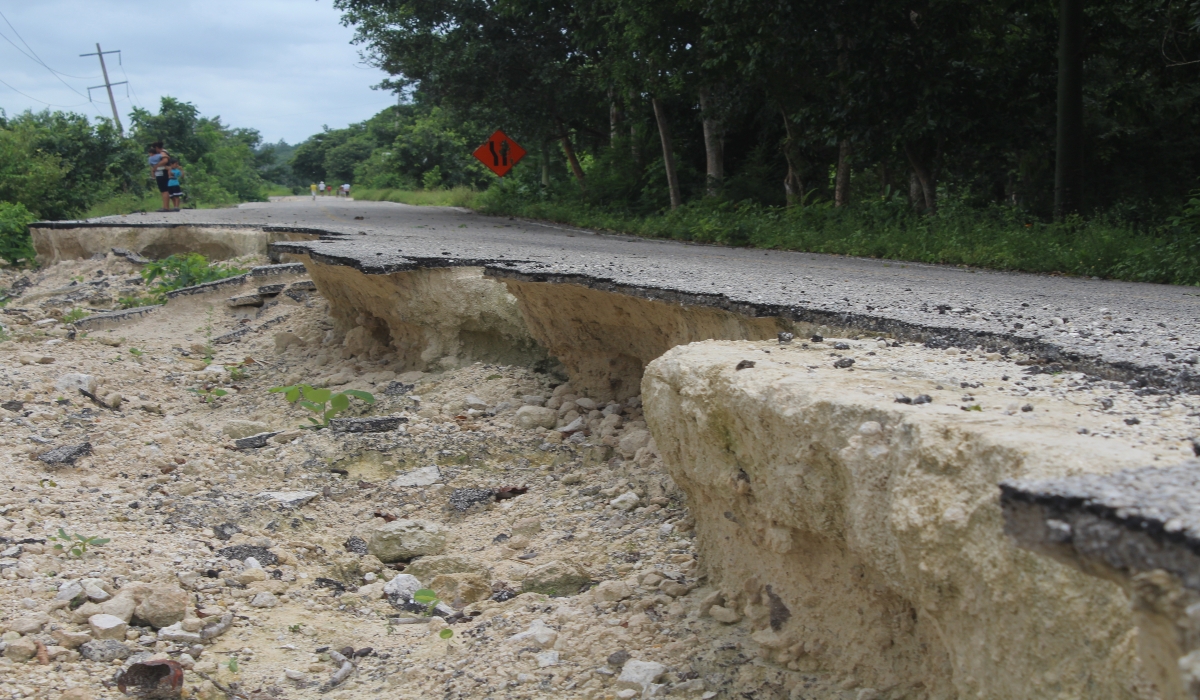 Parte de la infraestructura carretera de Quintana Roo resultó dañada tras el paso de los fenómenos meteorológicos. Foto: Eric Castillo. Parte de la infraestructura carretera de Quintana Roo resultó dañada tras el paso de los fenómenos meteorológicos. Foto: Eric Castillo.