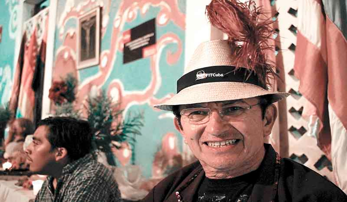 El periodista, escritor y activista, fue nombrado cronista vitalicio de la comunidad LGBTTTIQ+ por REPAVIH. Foto: Especial.