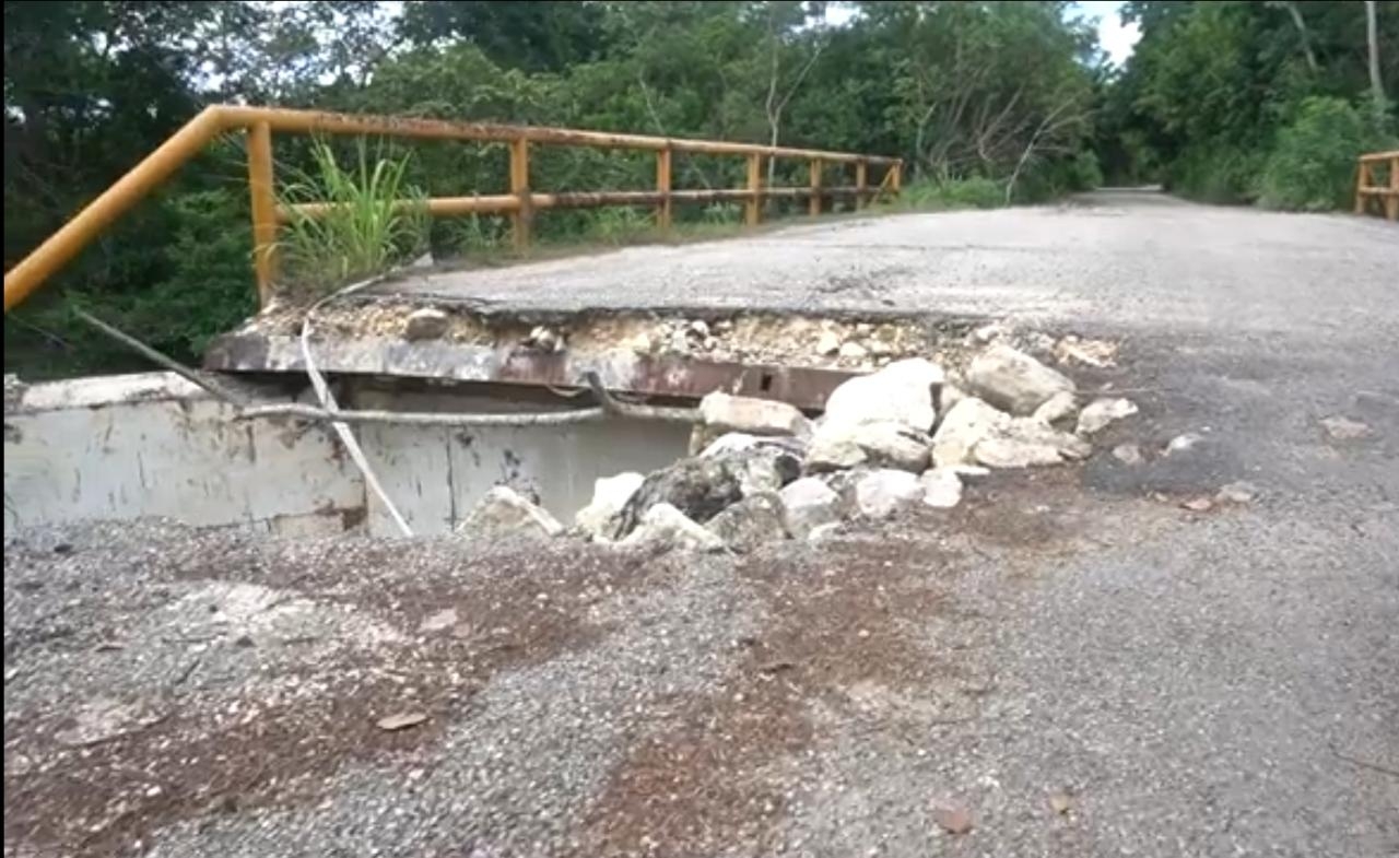 Habitantes de comunidades rurales del municipio de Bacalar, aseguraron que el ayuntamiento se deslindó de las reparaciones de los daños ocasionados a los caminos por la Tormenta Tropical Cristóbal. Foto: Abraham Cohuó
Habitantes de comunidades rurales del municipio de Bacalar, aseguraron que el ayuntamiento se deslindó de las reparaciones de los daños ocasionados a los caminos por la Tormenta Tropical Cristóbal. Foto: Abraham Cohuó