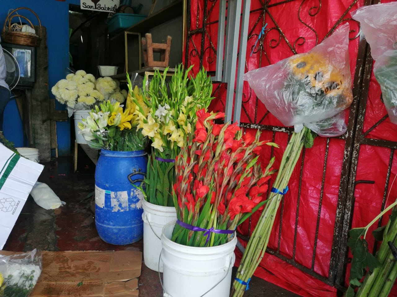 Floristas esperan repunte por día de muertos, ya se reportan listos para las celebraciones. Foto: Irene Barredas

