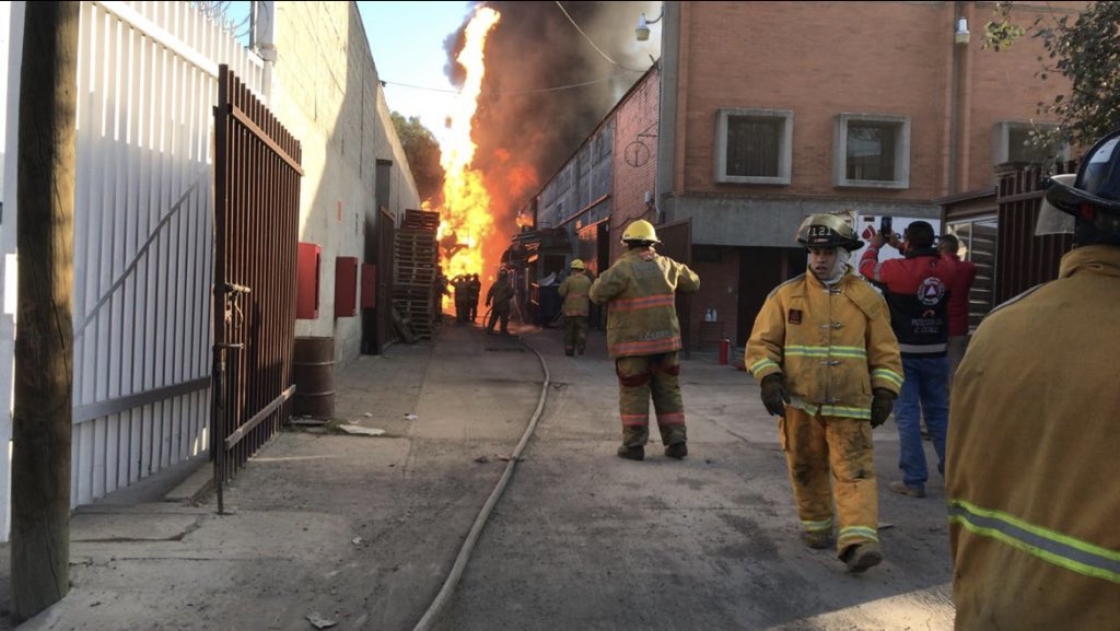 Fábrica de velas se incendia en el Edomex (VIDEO)