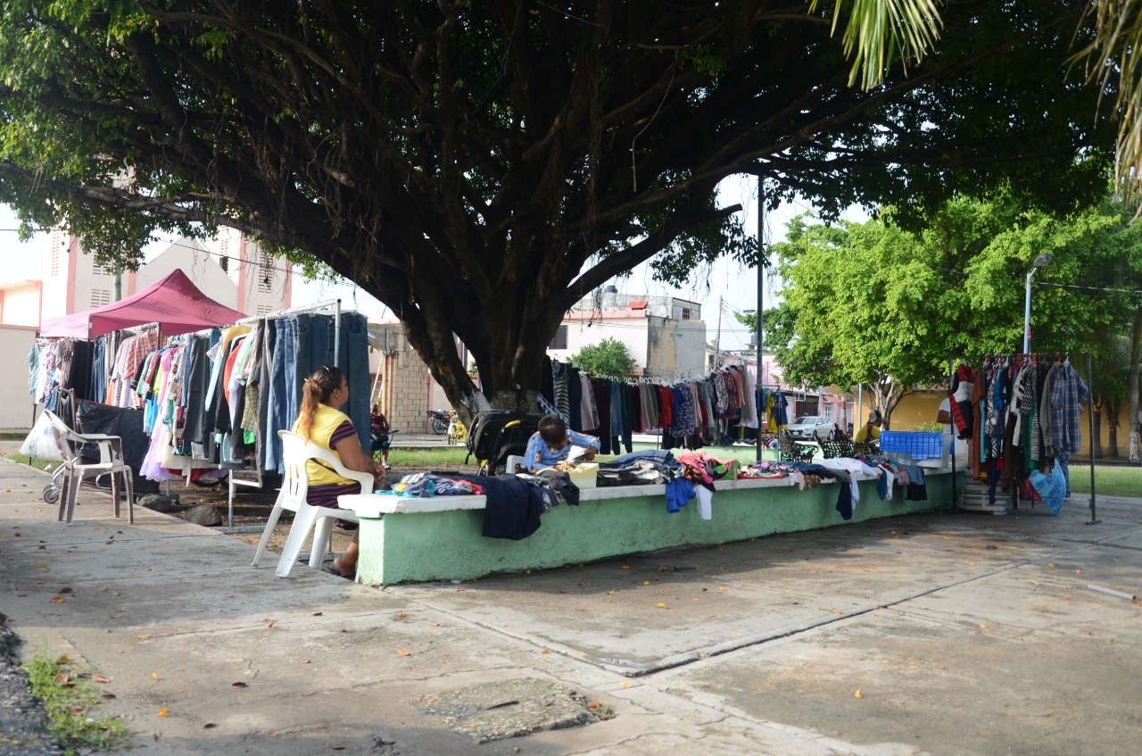 en esa zona llegan muchas personas nuevas a vender y se instalan en los lugares que les tienen asignado por años a los vendedores antiguos. Foto: Fernando Kantún