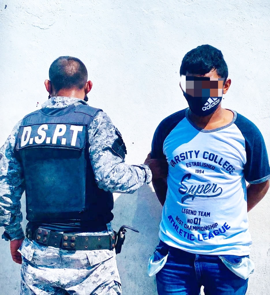 Tras su captura fue trasladado a la comandancia municipal para resolver su situación legal  Foto: Especial