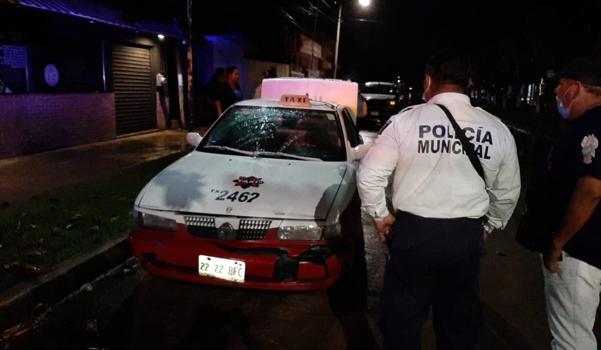 El conductor del taxi intentó escapar pero los elementos policíacos lo evitaron. Fotos: Ricardo Jiménez.