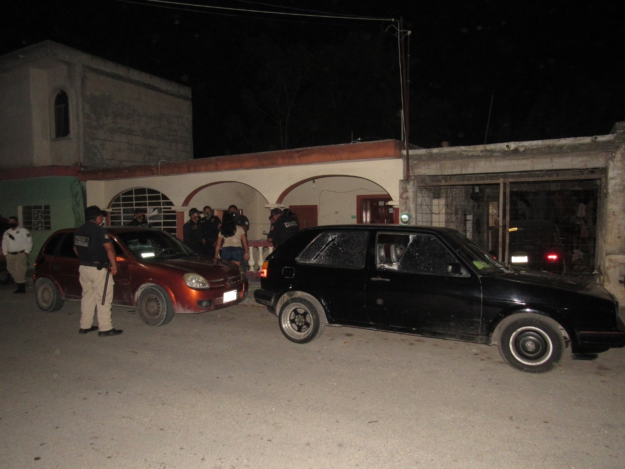 Ebrio detenido por dañar a machetazos dos autos en Tizimín