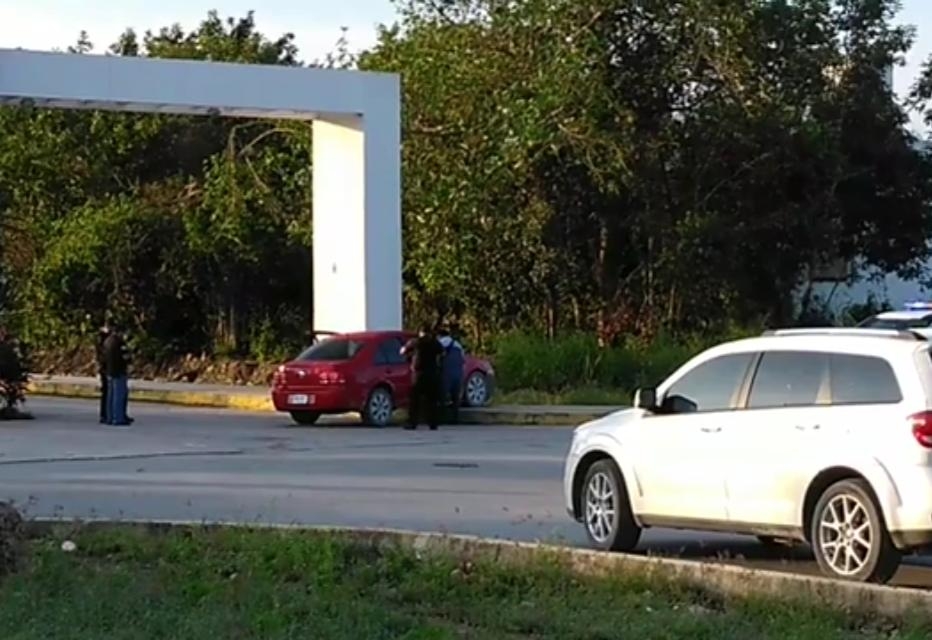 El comandante circulaba a bordo de un vehículo tipo Jetta de color rojo, sobre la avenida 20 de noviembre, en la Región 207. Foto: Rafael García El comandante circulaba a bordo de un vehículo tipo Jetta de color rojo, sobre la avenida 20 de noviembre, en la Región 207. Foto: Rafael García