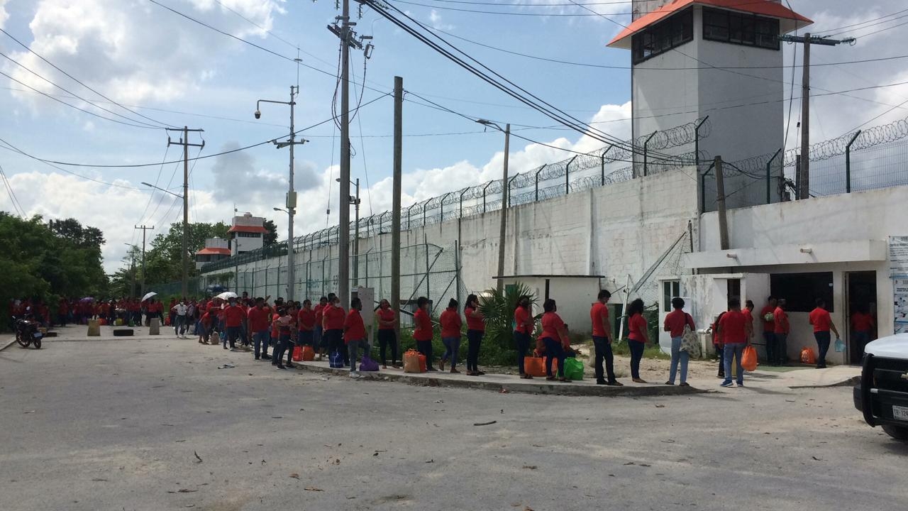 La decisión generó largas filas afuera del penal al ser día de visita. Foto: Rafael García La decisión generó largas filas afuera del penal al ser día de visita. Foto: Rafael García