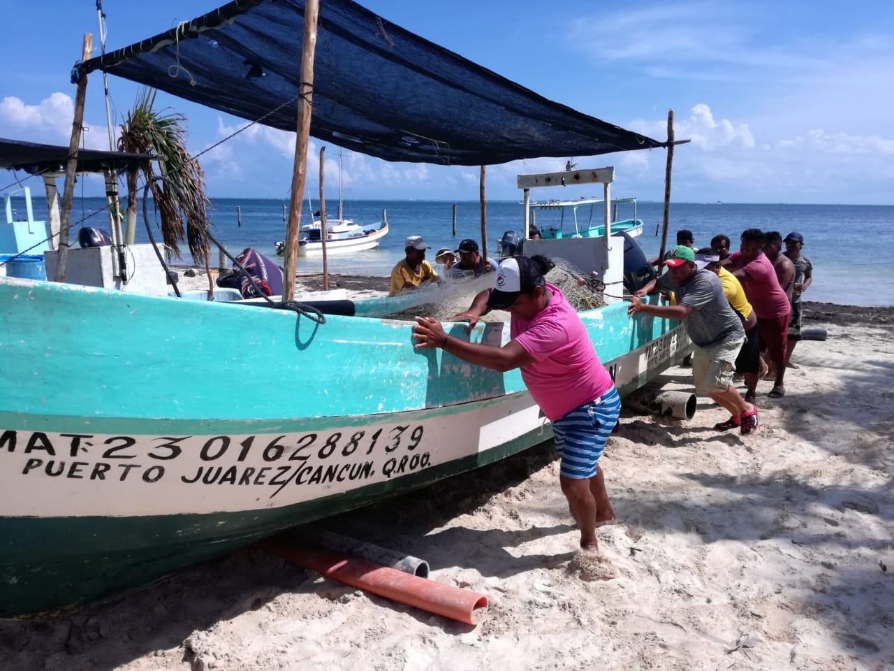 Pescadores reubican lanchas en Puerto Juárez