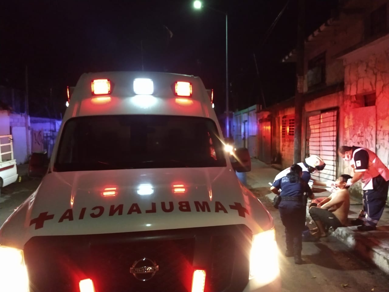 Al lugar llegaron paramédicos de la Cruz Roja quienes valoraron las heridas. Foto: Jazmín Rodríguez Al lugar llegaron paramédicos de la Cruz Roja quienes valoraron las heridas. Foto: Jazmín Rodríguez