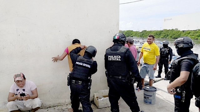 Desde hace varios días, policías realizan un operativo en los diferentes muelles de la ciudad. Foto: Dismar Herrera Desde hace varios días, policías realizan un operativo en los diferentes muelles de la ciudad. Foto: Dismar Herrera