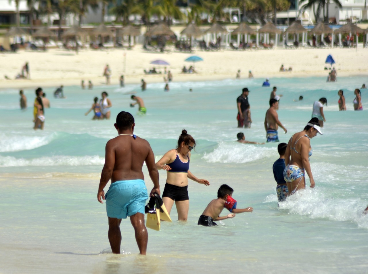 Familias acudieron a las diferentes playas de Cancún pese a la amenaza de Zeta. Foto: Mario Hernández