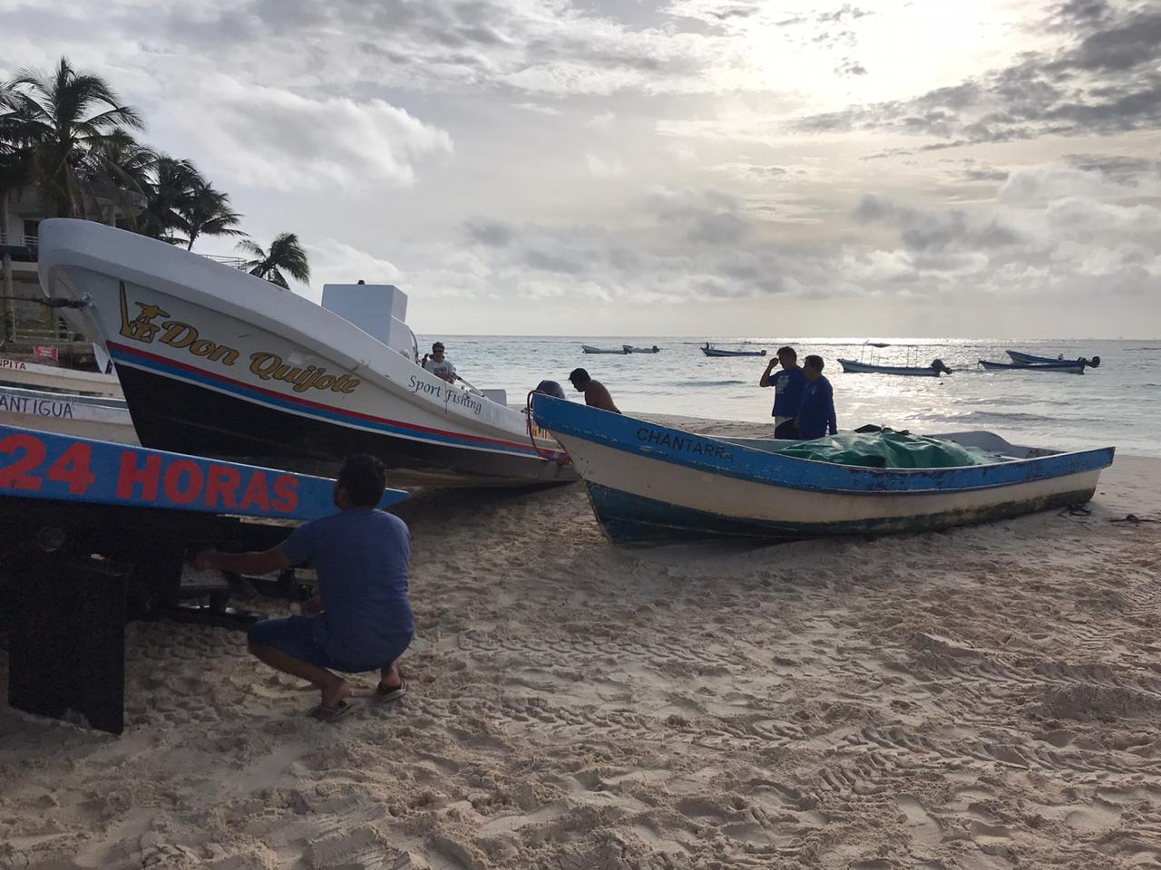 Los lancheros iniciaron con el traslado a tierra firme de las embarcaciones. Foto: Víctor Rodríguez Los lancheros iniciaron con el traslado a tierra firme de las embarcaciones. Foto: Víctor Rodríguez