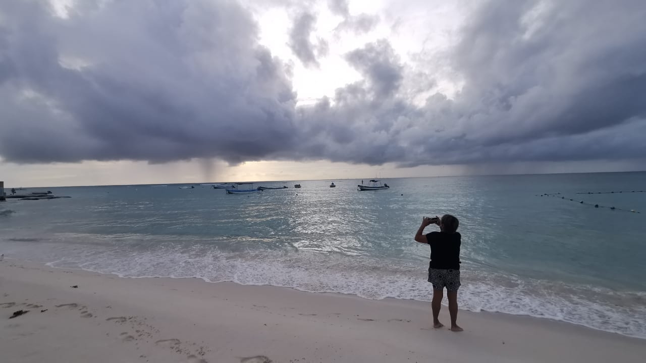 Pescadores y prestadores de servicios náuticos señalan que desde ayer se cerró el puerto a la navegación. Foto: Irelis Leal Pescadores y prestadores de servicios náuticos señalan que desde ayer se cerró el puerto a la navegación. Foto: Irelis Leal