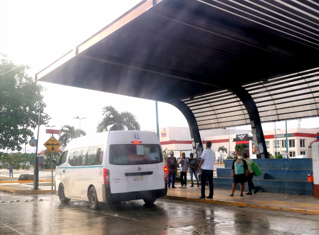 Operadores del Sindicato de Taxistas Lázaro Cárdenas del Río recorren las calles con tal de buscar pasaje. Foto: Irelis Leal Operadores del Sindicato de Taxistas Lázaro Cárdenas del Río recorren las calles con tal de buscar pasaje. Foto: Irelis Leal