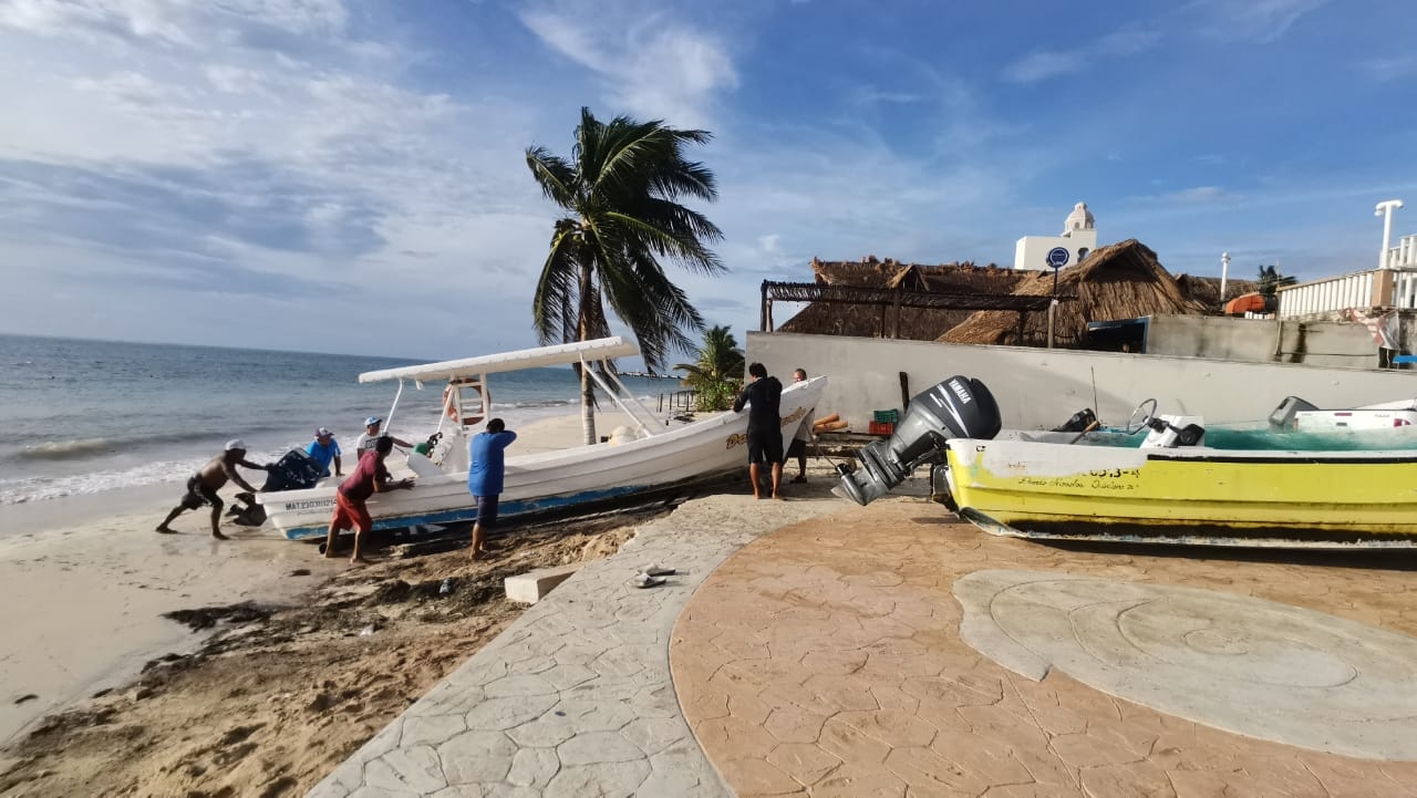 Las embarcaciones serán resguardadas en el Parque de béisbol "Pescadores". Foto: Brian Lara Las embarcaciones serán resguardadas en el Parque de béisbol "Pescadores". Foto: Brian Lara
