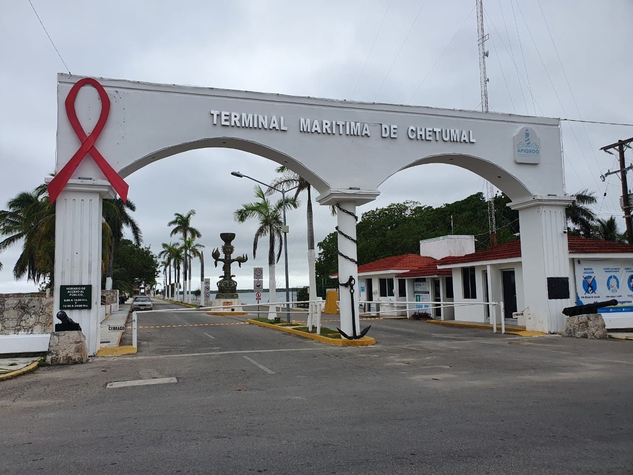 Se izó la bandera roja y se cerró el puerto a las 07:00 horas de este lunes. Foto: Gabriel E. Manzanilla Se izó la bandera roja y se cerró el puerto a las 07:00 horas de este lunes. Foto: Gabriel E. Manzanilla