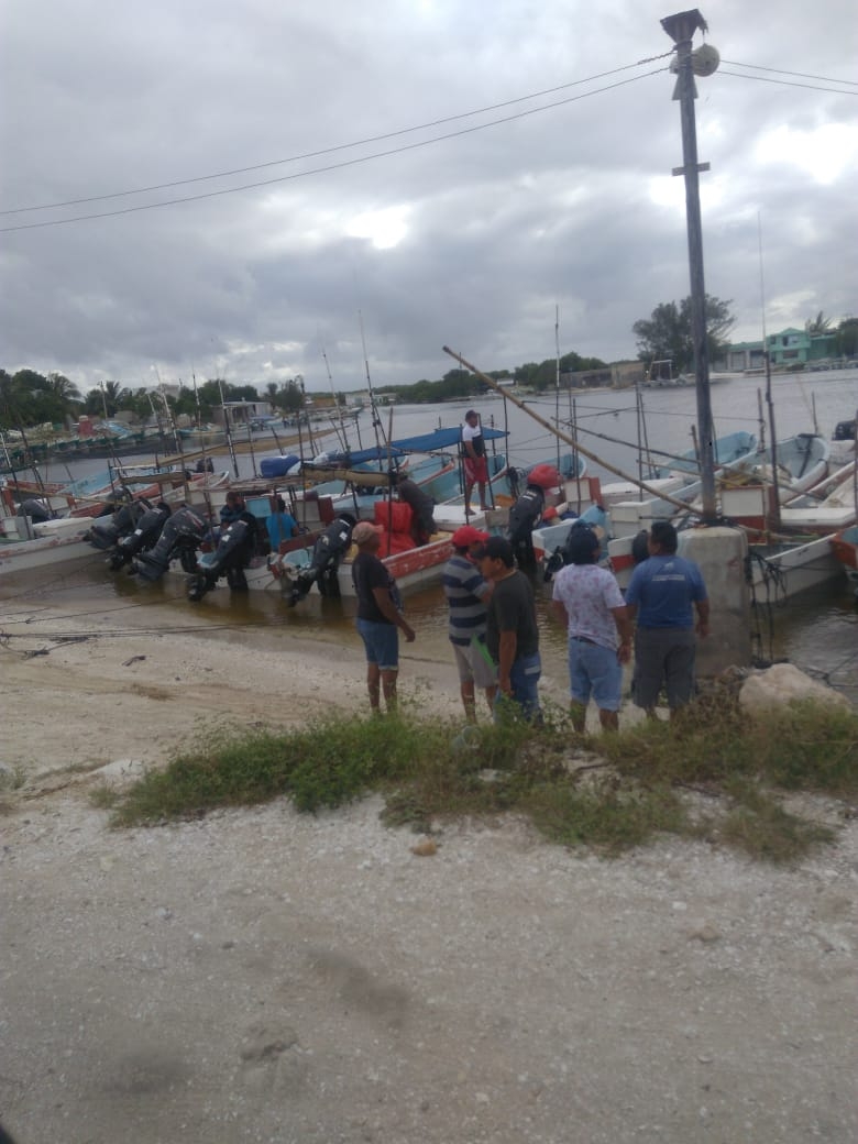 Los hombres trabajan en equipo para sacar de agua a las naves marítimas. Foto: José Luis Jiménez Mendoza Los hombres trabajan en equipo para sacar de agua a las naves marítimas. Foto: José Luis Jiménez Mendoza