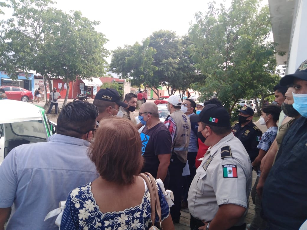 El incidente inició porque los taxistas retuvieron dos mototaxis Foto: Fernando Poó