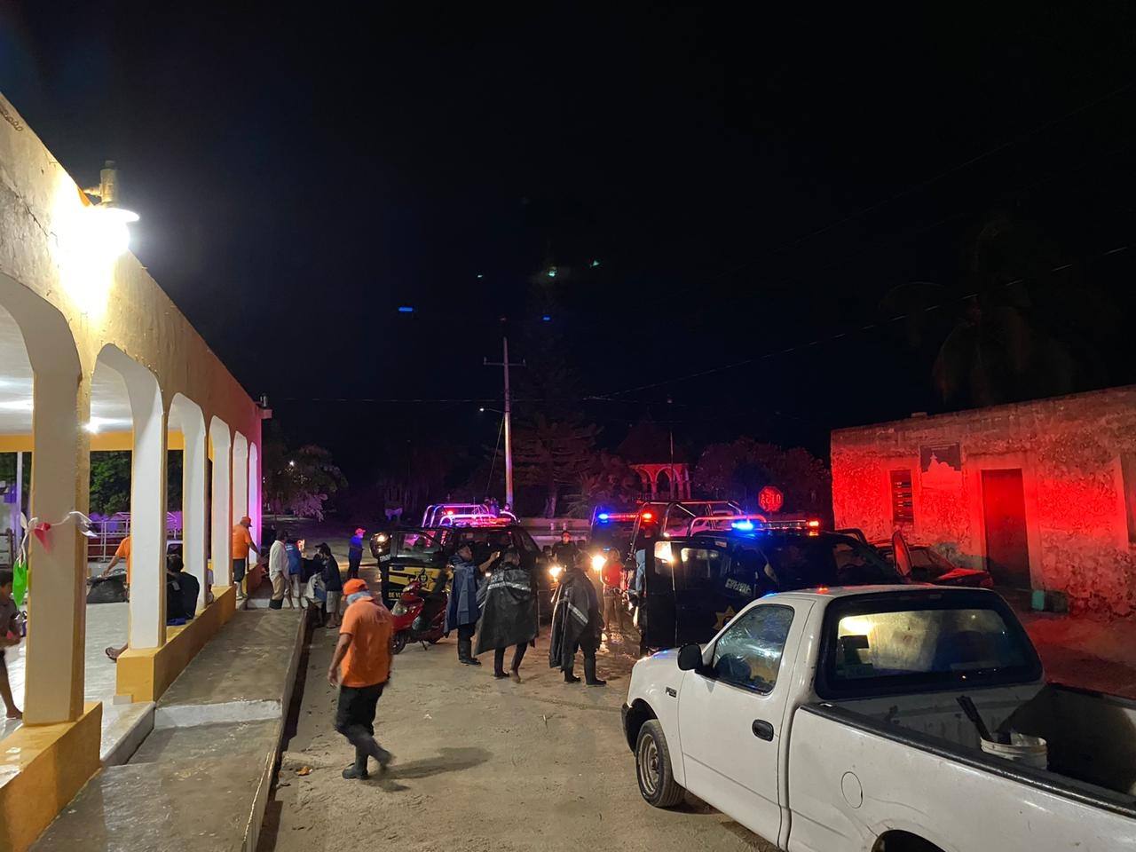 La mayoría de los pobladores se quedaron en sus casas Foto: Alejandro Collí La mayoría de los pobladores se quedaron en sus casas Foto: Alejandro Collí