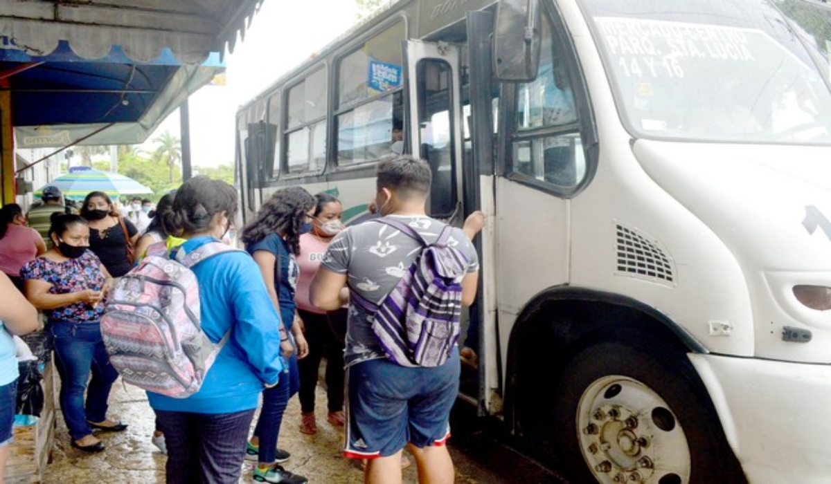 Señalan que los pasajeros omiten las disposiciones sanitarias. Foto: Alan Gómez.